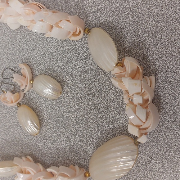Hawaiian Style Pale Pink Shell Necklace and Matching Earrings - Picture 8 of 16